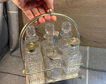 Vintage John Grinsell and Sons kruiden- en specerijenset | Zware JG&S EPNS kruiden- en specerijenset met zes flessen, verzilverd en van helder glas | Engels verzamelobject