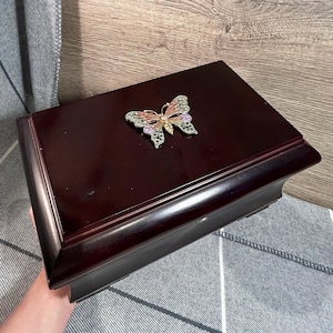 Vintage kitsch grote rechthoekige bordeauxrode kleur sieradenspiegel en vlinderdoos | Boudoir kaptafeldecoratie | Accessoires opbergdisplay