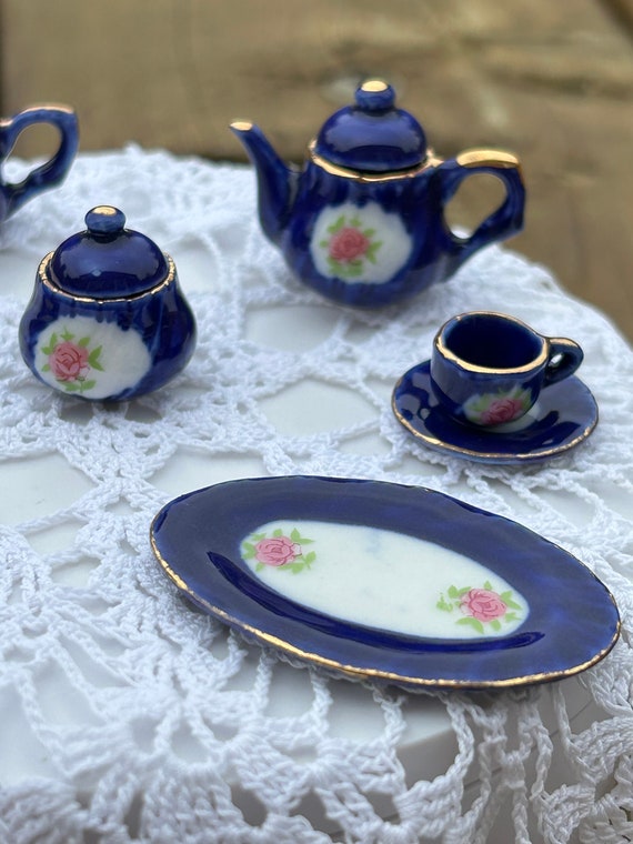 Service De Table Miniature Odoria 1/12 – 17 Pièces En Porcelaine – Bleu Méditerranée – Maison De Poupée