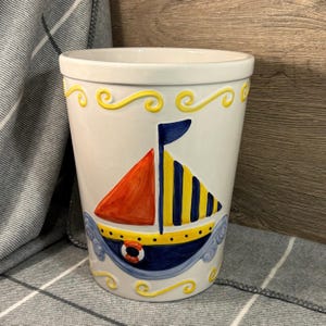 Cestino per la carta straccia da bagno Rayware alto e grande in ceramica nautica marittima goffrata a strisce, barca a vela nell'oceano/vaso grande rotondo
