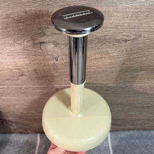Suportes para papel toalha de cozinha Typhoon Novo Cream usados com base ponderada | Itens essenciais para bancada de cozinha | Decoração Kitchenalia dos anos 50
