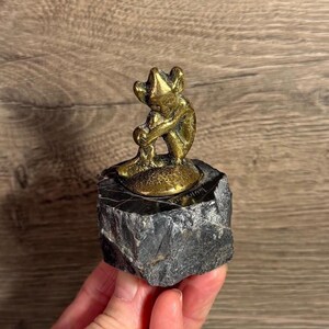 Fermacarte piccolo vintage in ottone Brixham raffigurante un folletto seduto su una roccia / Oggetto da collezione versatile e multiuso / Devon Paignton e Torquay Interiors