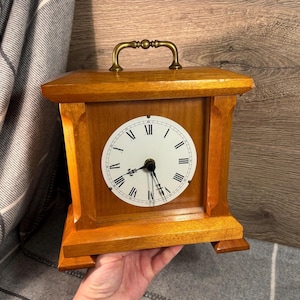Stary, ręcznie wykonany drewniany zegar z Niemiec Zachodnich | Niemieckie kolekcjonerskie chronometry i zegarmistrzostwo | Wystrój wnętrz w stylu retro | Zegarmistrzostwo MCM