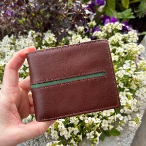 Portefeuille pour hommes en cuir marron à deux volets Preloved | Stockage d'espèces, de pièces de monnaie et de cartes pour messieurs | Portefeuille traditionnel en cuir marron avec incrustation verte