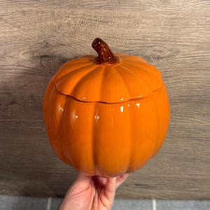 Begagnad orange pumpaformad medelstor godisskål med glaserat lock | En typisk höstskördeklassiker | Halloween- och Thanksgiving-dekoration