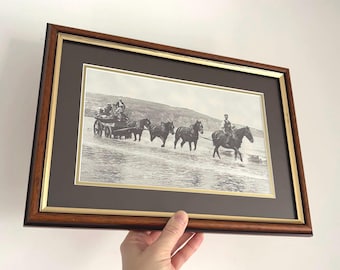 Vintage 4 hästar som drar en tung vagn, vagn som korsar vatten, svartvitt, gammalt inramat foto | Viktoriansk era, antika historiska foton, heminredning