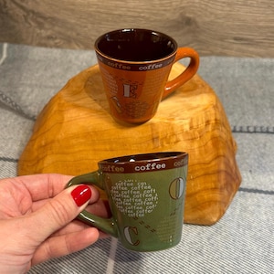 Juego de 2 tazas de café demitasse vintage / Decoración verde musgo y naranja quemado / Tazas de café marrones / Artículos de cocina retro / Amantes del buen café
