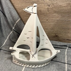 Vintage vit keramik minimalistisk förgylld stor enkelmast segelbåt yacht inomhusplanterskruka för kuststrand havsutsikt nautisk heminredning