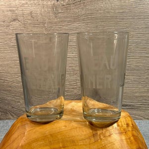 中古の Eau Minérale ミネラルウォーターグラス - 2 個セット | フランスのキッチン用品 | 地方フランスの朝食テーブル | レトロなバーウェア