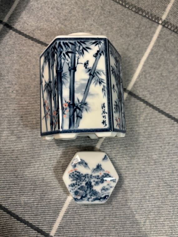 Blue & White Porcelain Hexagonal Tea Caddy Lamp Blue & White Porcelain Hexagonal Tea Caddy Lamp