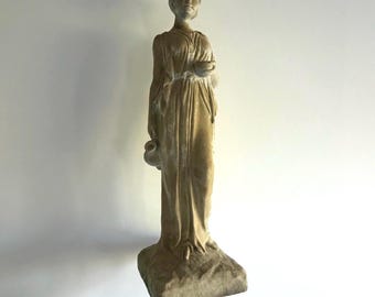 Estatua alta de diosa griega de jardín, de estilo clásico, con aspecto desgastado, inspirada en la mitología romana clásica, ideal para exteriores.