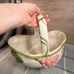 Cesta grande de cerámica vintage / Gran cesta de almacenamiento con uvas y parras rosas en relieve / Accesorios de decoración mediterránea / Siempre verano / Vino Art