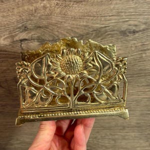 Servilletero de latón macizo con diseño de girasoles estilo Art Nouveau vintage / Soporte floral para sobres y correspondencia / Perchero para cartas de amor estilo boudoir