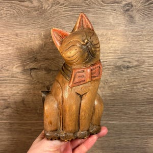 Statuetta vintage di gatto in legno intagliato a mano con papillon rosso / Intaglio rustico di gatto in legno / Decorazione per caminetto per amanti dei gatti / Oggetti da collezione per animali domestici