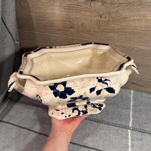 Vintage flisad och ofullkomlig murare järnstenskinesen i mandarinorange, blått och vitt ex-terrin | Antika transferware engelska inomhusplanter