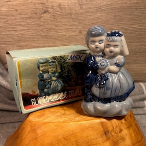 Vintage porseleinen MSK &#39;Glazed Wedding Couple&#39; collectible kobaltblauw en wit beeldje van een gelukkig bruidspaar op hun speciale dag