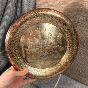 Vintage handgemaakt en geëtst rond Egyptisch koperen bord wanddecoratie hangend | Prachtig gegraveerd en gedessineerd oudgouden metalen verzamelobject