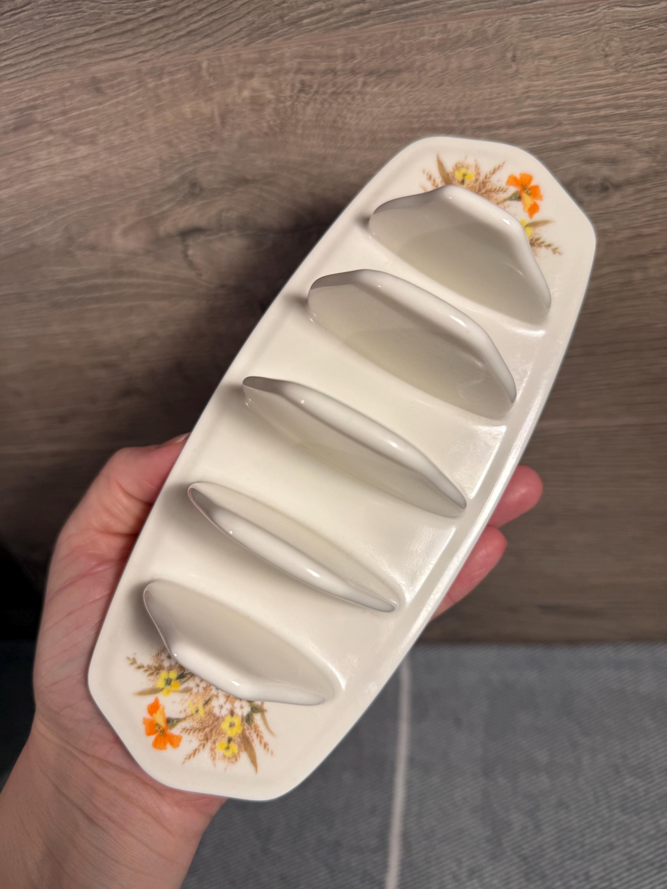 ヴィンテージ陶器のトーストパンスライスラック | 秋の英国風テーブル 