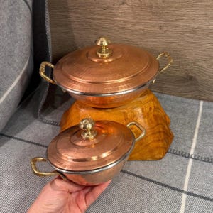 Vintage set van 2 gehamerde koperen en messing serveerschalen met deksel | Kadai Artisan vuurschalen | Traditionele Indiase kooksets voor dineren en serveren