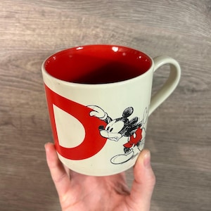 Caneca usada Mickey Disneyland Paris Letra D Cerâmica bege com copo interno vermelho | Canecas colecionáveis Walt Disney | Infância Disney Kitchenalia