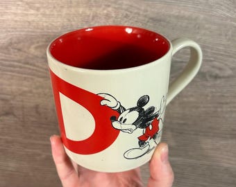 Begagnad mugg Musse Disneyland Paris bokstaven D beige keramik med röd innermugg | Walt Disney samlarmuggar | Childhood Disney Kitchenalia
