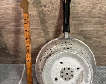 ヴィンテージアルミ製コランダー（黒プラスチックハンドル付き）｜古く