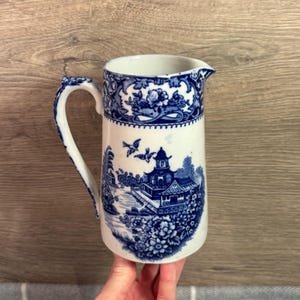 Vintage koboltblå & vit kanna tillverkad i England | Pagoda Colandine antika blomvaser | Oriental Garden Scene English Collectibles