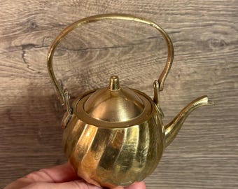 Tetera pequeña vintage de latón con diseño ondulado en espiral y asa giratoria / Miniaturas rústicas de cocina / Decoración para fiestas de té de estilo provenzal