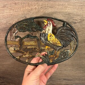 Vintage Gusseisen Hahn Untersetzer | Schwere rostige Oval Küchenherdplatte | Altes Bauernhaus Kitchenalia | Bauernhof Hahn Vogel Dekor
