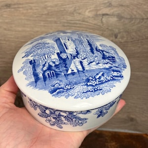 Könnte beinhalten: Ein Set aus drei Keramikbechern mit gesprenkelter, matter Oberfläche. Die Becher sind in Creme-, Hellbraun- und Dunkelbrauntönen gehalten. Jeder Becher hat ein schlichtes, minimalistisches Design, ideal für Kaffee oder Tee.