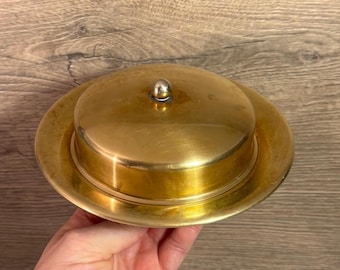 Piatto da portata rotondo leggero in ottone vintage con coperchio / Ottone patinato e scolorito Kitchenalia / Burriere rustiche antiche