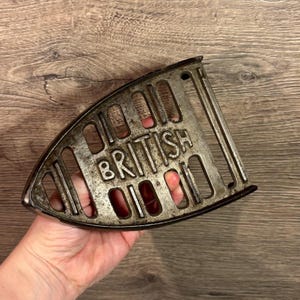 Salvamanteles de hierro fundido perforado con base en relieve británico vintage / Aparatos rústicos para la colada / Expositores decorativos retro para platos calientes