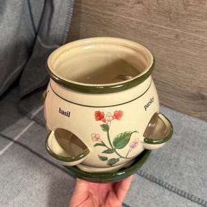 Maceta redonda de cerámica de segunda mano para hierbas aromáticas como albahaca, perejil, perifollo y cebollino, con bandeja de goteo incorporada / Condimentos y sabores gourmet cultivados en casa