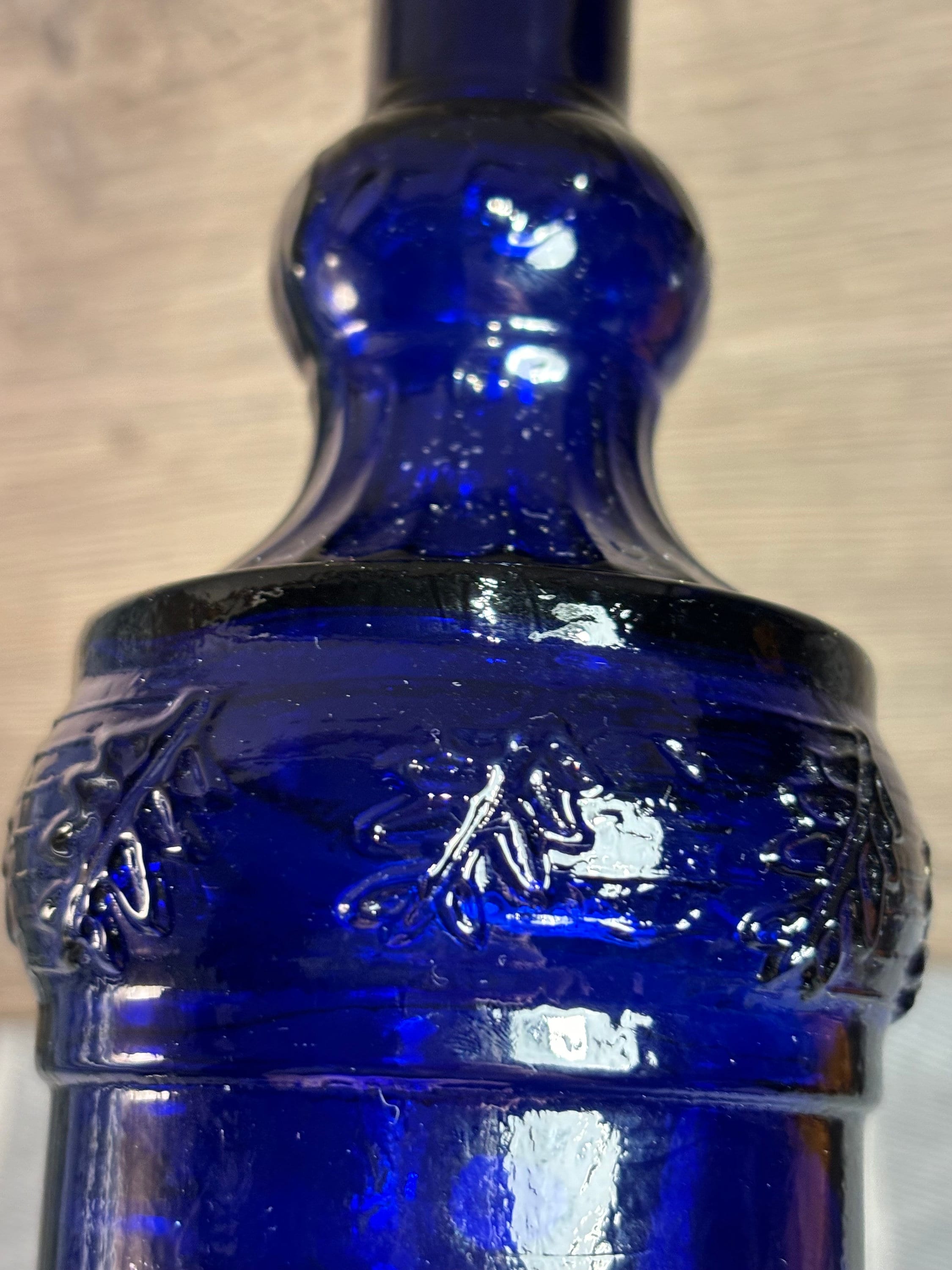 エンボス加工のライトブルーガラスボトル エンボス加工のライトブルー