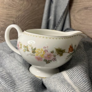 Vintage bot China wedgwood bloemmotief met gouden rand Mirabelle R4537 melkkan