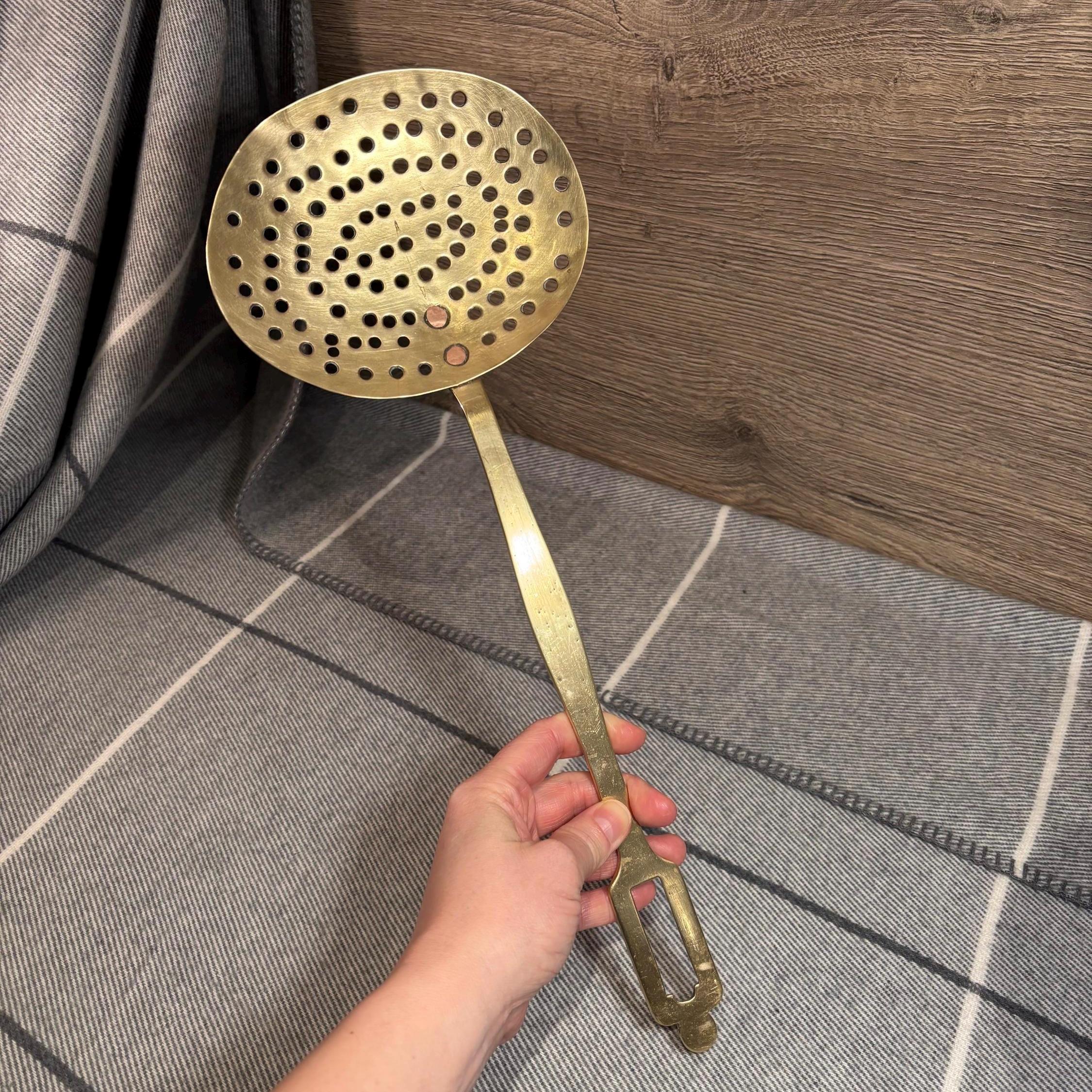 ヴィンテージ真鍮アンティークキッチン用品ふるい | 素朴なキッチン