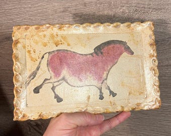 Vintage Studio Art Pottery CM signiert Lascaux Höhle chinesisches Pferd Zeichnung rechteckige Footed Servierplatte | Prähistorische französische Reiterfelsenkunst