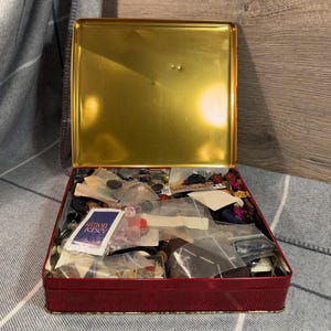 Vintage St Michael stor rektangulär röd kexburk full med knappar | Gammal retro sybehör | Sömmerska hantverk och hobby sömnadstillbehör