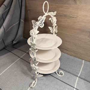 Soporte para pasteles de 3 niveles, estilo vintage kitsch minimalista con mariposas, color crema y esmalte blanco roto / Elementos esenciales para fiestas de té inglesas / Exhibidor decorativo shabby chic