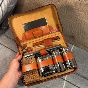 Kit per la cura della persona vintage da uomo, cromato, prodotto in Inghilterra, in custodia AERO Travel in vera pelle marrone chiaro - Set da 8 / MCM Retro Gent's Essentials
