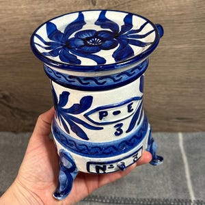Maceta redonda vintage hecha a mano en azul cobalto y blanco, pintada a mano, con base / Piezas únicas de decoración para el hogar / Accesorios mediterráneos de colección