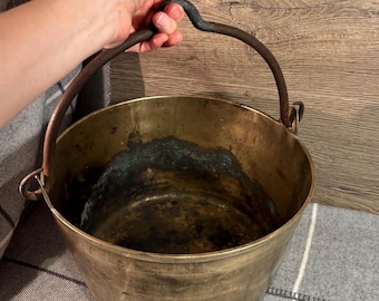 Caldero antiguo de hierro fundido macizo de 4 kg con asa oscilante, de latón macizo y pesado, para camping, cocina al aire libre y fogatas decorativas coleccionables.