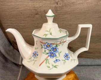 Tetera vintage Johnson Brothers de cerámica blanca de forma octogonal grande con pedestal para 4 tazas y motivo floral azul con un impresionante mango angular