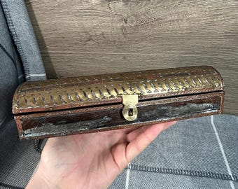 Caja rectangular alargada vintage hecha a mano de madera oscura con incrustaciones de latón y patrón S ornamentado / Accesorios para el hogar coleccionables hechos a mano / Decoración rústica