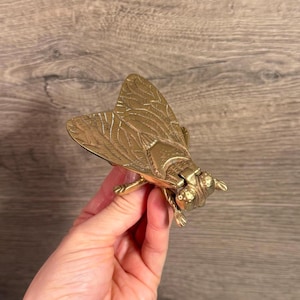 Caixa de joias vintage em latão em formato de mosca | Decoração para casa com tema de insetos voadores | Caixa colecionável Vesta | Porta-joias original com dobradiça e formato de inseto de olhos grandes