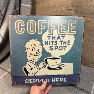 Placa de metal quadrada de reprodução vintage 'Café que cai bem servido aqui' para pendurar na parede | Pôster de menu de reprodução dos anos 1940 | Morning Essentials