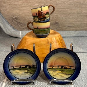 Puede incluir: Un letrero de madera rústica con el texto "Welcome to our home" en un estilo manuscrito. El letrero presenta un acabado envejecido y un diseño sencillo y acogedor, ideal para un porche o entrada.