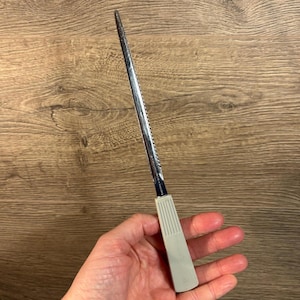 Abridor de sobres dentado con patente británica 812647 de estilo antiguo / Elementos básicos para escritorios de oficina de metal plateado y plástico retro / Decoración inglesa MCM de los años 70