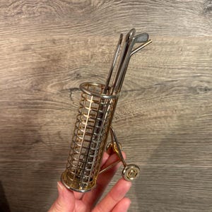 ヴィンテージノベルティゴルフクラブスウィズルスティック（ワイヤーメッシュカート付き）｜ミッドセンチュリーレトロゴルファー用バーウェア｜MCMスタイリッシュなゴルフグッズ