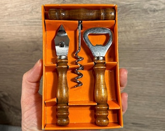 vintage Ensemble de 3 pièces de bar rétro Mid-Century avec manche en bois dans une boîte orange d'origine | Accessoires pour chariots à boissons MCM | Chariot de bar à l'ancienne